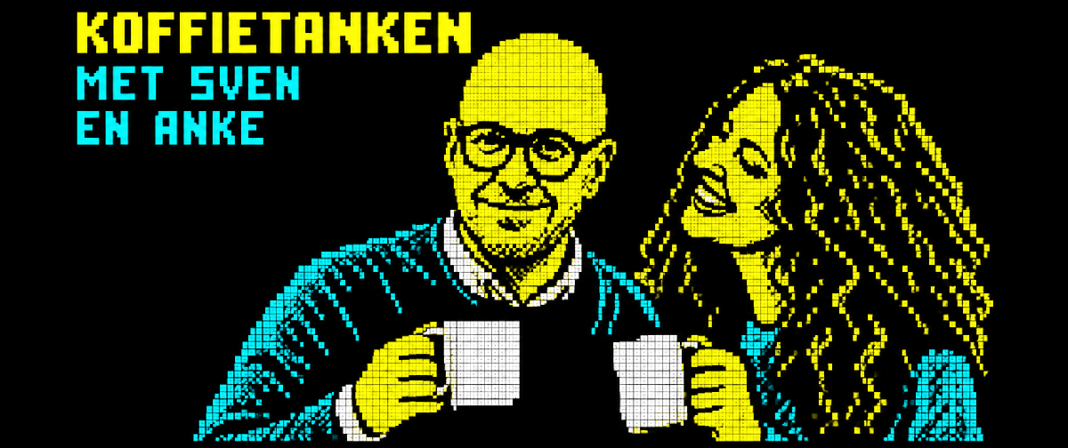 Sven Ornelis en Anke Buckinx in gele, cyaan en witte teletekststijl. Sven tilt zijn koffiemok op, neemt een slok en keert terug naar de beginhouding.