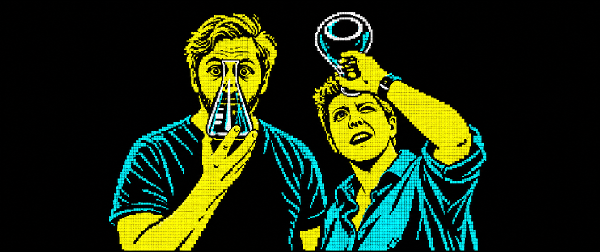 Lieven Scheire en Hetty Helsmoortel met laboratoriumglas in teletekststijl. Hetty kantelt haar glas. De speelse tekst NEE LIEVEN, NEE verschijnt en verdwijnt.